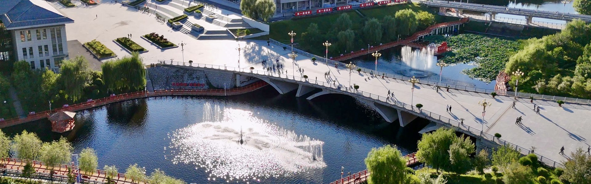 校园湖景与虹桥